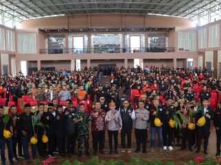 Foto: Bupati Penajam Paser Utara Mudyat Noor foto bersama Ketua GEPAK Kaltim Abraham Ingan, Deputi Bidang Sosial, Budaya, dan Pemberdayaan Masyarakat OIKN Alimuddin, serta jajaran pengurus GEPAK usai peringatan HUT ke-24 GEPAK di Gedung Graha Pemuda, Nipah-Nipah, Kamis (23/10/2025). (Dok. Humas PPU)