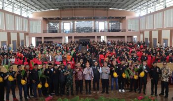 Foto: Bupati Penajam Paser Utara Mudyat Noor foto bersama Ketua GEPAK Kaltim Abraham Ingan, Deputi Bidang Sosial, Budaya, dan Pemberdayaan Masyarakat OIKN Alimuddin, serta jajaran pengurus GEPAK usai peringatan HUT ke-24 GEPAK di Gedung Graha Pemuda, Nipah-Nipah, Kamis (23/10/2025). (Dok. Humas PPU)