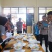 Foto: Wakapolres PPU Awan Kurnianto bersama tim penguji saat meninjau pelaksanaan Tes Praktik Calon Koki/Juru Masak SPPG di SMK Negeri 2 Penajam Paser Utara, Kamis (23/10/2025). (Dok. Polres PPU)