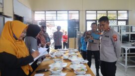 Foto: Wakapolres PPU Awan Kurnianto bersama tim penguji saat meninjau pelaksanaan Tes Praktik Calon Koki/Juru Masak SPPG di SMK Negeri 2 Penajam Paser Utara, Kamis (23/10/2025). (Dok. Polres PPU)