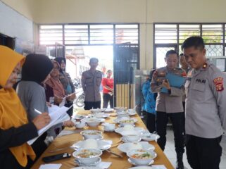 Foto: Wakapolres PPU Awan Kurnianto bersama tim penguji saat meninjau pelaksanaan Tes Praktik Calon Koki/Juru Masak SPPG di SMK Negeri 2 Penajam Paser Utara, Kamis (23/10/2025). (Dok. Polres PPU)