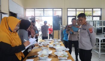 Foto: Wakapolres PPU Awan Kurnianto bersama tim penguji saat meninjau pelaksanaan Tes Praktik Calon Koki/Juru Masak SPPG di SMK Negeri 2 Penajam Paser Utara, Kamis (23/10/2025). (Dok. Polres PPU)