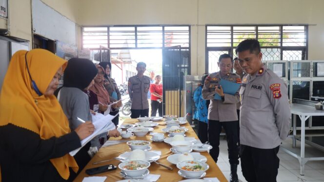 
					Foto: Wakapolres PPU Awan Kurnianto bersama tim penguji saat meninjau pelaksanaan Tes Praktik Calon Koki/Juru Masak SPPG di SMK Negeri 2 Penajam Paser Utara, Kamis (23/10/2025). (Dok. Polres PPU)