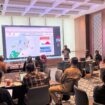 Foto: Perwakilan PT Pertamina Hulu Mahakam (PHM) memaparkan praktik terbaik rehabilitasi mangrove dalam Forum “Berbagi Pengalaman Rehabilitasi Mangrove di Kalimantan Timur” yang digelar Dinas Kehutanan Provinsi Kalimantan Timur di Samarinda, Selasa (8/10/2025). (Dok. PHM)