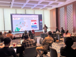 Foto: Perwakilan PT Pertamina Hulu Mahakam (PHM) memaparkan praktik terbaik rehabilitasi mangrove dalam Forum “Berbagi Pengalaman Rehabilitasi Mangrove di Kalimantan Timur” yang digelar Dinas Kehutanan Provinsi Kalimantan Timur di Samarinda, Selasa (8/10/2025). (Dok. PHM)
