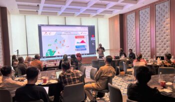 Foto: Perwakilan PT Pertamina Hulu Mahakam (PHM) memaparkan praktik terbaik rehabilitasi mangrove dalam Forum “Berbagi Pengalaman Rehabilitasi Mangrove di Kalimantan Timur” yang digelar Dinas Kehutanan Provinsi Kalimantan Timur di Samarinda, Selasa (8/10/2025). (Dok. PHM)