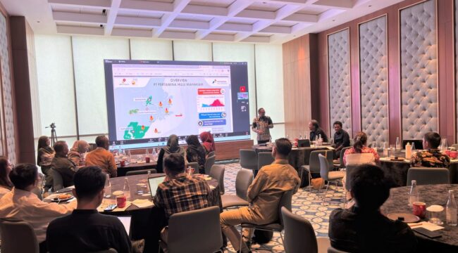 Foto: Perwakilan PT Pertamina Hulu Mahakam (PHM) memaparkan praktik terbaik rehabilitasi mangrove dalam Forum “Berbagi Pengalaman Rehabilitasi Mangrove di Kalimantan Timur” yang digelar Dinas Kehutanan Provinsi Kalimantan Timur di Samarinda, Selasa (8/10/2025). (Dok. PHM)