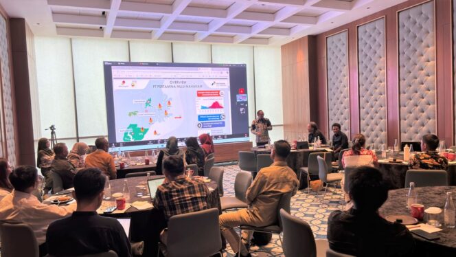 Foto: Perwakilan PT Pertamina Hulu Mahakam (PHM) memaparkan praktik terbaik rehabilitasi mangrove dalam Forum “Berbagi Pengalaman Rehabilitasi Mangrove di Kalimantan Timur” yang digelar Dinas Kehutanan Provinsi Kalimantan Timur di Samarinda, Selasa (8/10/2025). (Dok. PHM)
