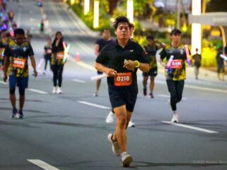 Foto: Peserta Qubika Nusantara Glow Run 7K 2025 berlari melintasi kawasan Ibu Kota Nusantara (IKN), Sabtu malam (25/10/2025). (Dok. Humas OIKN)