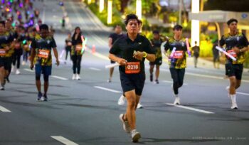 Foto: Peserta Qubika Nusantara Glow Run 7K 2025 berlari melintasi kawasan Ibu Kota Nusantara (IKN), Sabtu malam (25/10/2025). (Dok. Humas OIKN)