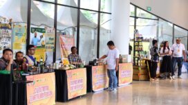 Foto: Para peserta mengikuti rangkaian kegiatan Honey Fest 2025 yang digelar Otorita Ibu Kota Nusantara (IKN) bekerja sama dengan Asosiasi Perlebahan Indonesia di kawasan Sentra Massa, KIPP IKN, Sabtu (26/10/2025).  (Dok. Humas OIKN)