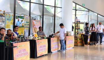 Foto: Para peserta mengikuti rangkaian kegiatan Honey Fest 2025 yang digelar Otorita Ibu Kota Nusantara (IKN) bekerja sama dengan Asosiasi Perlebahan Indonesia di kawasan Sentra Massa, KIPP IKN, Sabtu (26/10/2025).  (Dok. Humas OIKN)