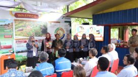 Foto: Perwakilan kelompok masyarakat mitra binaan PT Pertamina Hulu Mahakam (PHM) memaparkan capaian dan inovasi sosial Program Wasteco di Tempat Pemrosesan Akhir Sampah (TPAS) Manggar, Balikpapan, kepada delegasi The Deutsche Gesellschaft für Internationale Zusammenarbeit (GIZ) GmbH dalam rangka kunjungan International Capacity Development Programme (ICDP), Jumat (17/10/2025). (Dok. PHM)