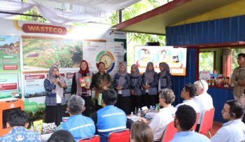 Foto: Perwakilan kelompok masyarakat mitra binaan PT Pertamina Hulu Mahakam (PHM) memaparkan capaian dan inovasi sosial Program Wasteco di Tempat Pemrosesan Akhir Sampah (TPAS) Manggar, Balikpapan, kepada delegasi The Deutsche Gesellschaft für Internationale Zusammenarbeit (GIZ) GmbH dalam rangka kunjungan International Capacity Development Programme (ICDP), Jumat (17/10/2025). (Dok. PHM)