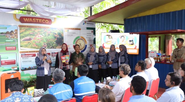 Foto: Perwakilan kelompok masyarakat mitra binaan PT Pertamina Hulu Mahakam (PHM) memaparkan capaian dan inovasi sosial Program Wasteco di Tempat Pemrosesan Akhir Sampah (TPAS) Manggar, Balikpapan, kepada delegasi The Deutsche Gesellschaft für Internationale Zusammenarbeit (GIZ) GmbH dalam rangka kunjungan International Capacity Development Programme (ICDP), Jumat (17/10/2025). (Dok. PHM)
