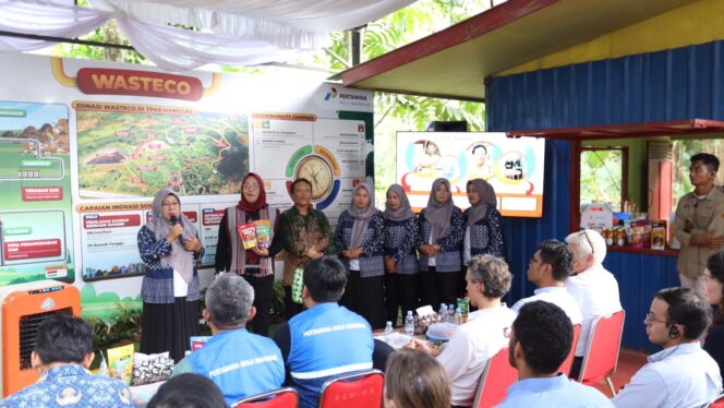 Foto: Perwakilan kelompok masyarakat mitra binaan PT Pertamina Hulu Mahakam (PHM) memaparkan capaian dan inovasi sosial Program Wasteco di Tempat Pemrosesan Akhir Sampah (TPAS) Manggar, Balikpapan, kepada delegasi The Deutsche Gesellschaft für Internationale Zusammenarbeit (GIZ) GmbH dalam rangka kunjungan International Capacity Development Programme (ICDP), Jumat (17/10/2025). (Dok. PHM)