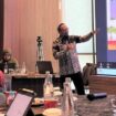 Foto: Head of Communication Relations & CID PT Pertamina Hulu Mahakam (PHM) Achmad Krisna Hadiyanto memaparkan pengalaman dan praktik terbaik dalam pengelolaan serta rehabilitasi mangrove di wilayah Delta Mahakam pada Forum “Berbagi Pengalaman Rehabilitasi Mangrove di Kalimantan Timur” yang digelar oleh Dinas Kehutanan Provinsi Kalimantan Timur di Samarinda, Selasa (8/10/2025). (Dok. PHM)