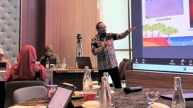 Foto: Head of Communication Relations & CID PT Pertamina Hulu Mahakam (PHM) Achmad Krisna Hadiyanto memaparkan pengalaman dan praktik terbaik dalam pengelolaan serta rehabilitasi mangrove di wilayah Delta Mahakam pada Forum “Berbagi Pengalaman Rehabilitasi Mangrove di Kalimantan Timur” yang digelar oleh Dinas Kehutanan Provinsi Kalimantan Timur di Samarinda, Selasa (8/10/2025). (Dok. PHM)