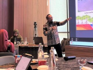 Foto: Head of Communication Relations & CID PT Pertamina Hulu Mahakam (PHM) Achmad Krisna Hadiyanto memaparkan pengalaman dan praktik terbaik dalam pengelolaan serta rehabilitasi mangrove di wilayah Delta Mahakam pada Forum “Berbagi Pengalaman Rehabilitasi Mangrove di Kalimantan Timur” yang digelar oleh Dinas Kehutanan Provinsi Kalimantan Timur di Samarinda, Selasa (8/10/2025). (Dok. PHM)
