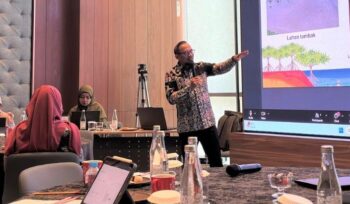 Foto: Head of Communication Relations & CID PT Pertamina Hulu Mahakam (PHM) Achmad Krisna Hadiyanto memaparkan pengalaman dan praktik terbaik dalam pengelolaan serta rehabilitasi mangrove di wilayah Delta Mahakam pada Forum “Berbagi Pengalaman Rehabilitasi Mangrove di Kalimantan Timur” yang digelar oleh Dinas Kehutanan Provinsi Kalimantan Timur di Samarinda, Selasa (8/10/2025). (Dok. PHM)