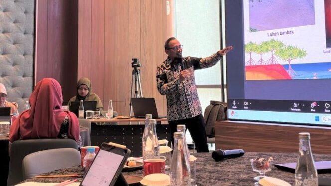Foto: Head of Communication Relations & CID PT Pertamina Hulu Mahakam (PHM) Achmad Krisna Hadiyanto memaparkan pengalaman dan praktik terbaik dalam pengelolaan serta rehabilitasi mangrove di wilayah Delta Mahakam pada Forum “Berbagi Pengalaman Rehabilitasi Mangrove di Kalimantan Timur” yang digelar oleh Dinas Kehutanan Provinsi Kalimantan Timur di Samarinda, Selasa (8/10/2025). (Dok. PHM)