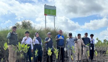 Foto: Perwakilan PT Pertamina Hulu Mahakam (PHM), Pertamina Foundation, bersama siswa SMPN 6 Anggana melakukan penanaman mangrove di kawasan Hutan Pertamina Mahakam, Desa Sepatin, Kutai Kartanegara, Selasa (14/10/2025). (Dok. PHM)