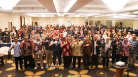 Foto: Bupati Penajam Paser Utara, Mudyat Noor, berfoto bersama peserta Bimbingan Teknis (Bimtek) Sekolah Inovasi Desa yang bekerja sama dengan Universitas Gadjah Mada (UGM) di Yogyakarta, Senin (27/10/2025). (Dok. Humas PPU)