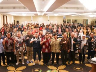 Foto: Bupati Penajam Paser Utara, Mudyat Noor, berfoto bersama peserta Bimbingan Teknis (Bimtek) Sekolah Inovasi Desa yang bekerja sama dengan Universitas Gadjah Mada (UGM) di Yogyakarta, Senin (27/10/2025). (Dok. Humas PPU)