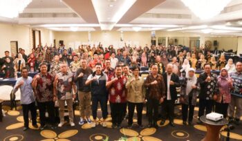 Foto: Bupati Penajam Paser Utara, Mudyat Noor, berfoto bersama peserta Bimbingan Teknis (Bimtek) Sekolah Inovasi Desa yang bekerja sama dengan Universitas Gadjah Mada (UGM) di Yogyakarta, Senin (27/10/2025). (Dok. Humas PPU)