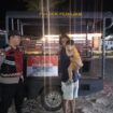 Foto: Personel Polsek Penajam melaksanakan patroli dialogis sambil berdialog dengan warga untuk menjaga situasi kamtibmas tetap aman dan kondusif. (Dok. Polres PPU)