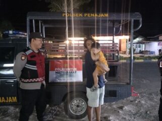 Foto: Personel Polsek Penajam melaksanakan patroli dialogis sambil berdialog dengan warga untuk menjaga situasi kamtibmas tetap aman dan kondusif. (Dok. Polres PPU)