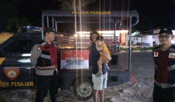 Foto: Personel Polsek Penajam melaksanakan patroli dialogis sambil berdialog dengan warga untuk menjaga situasi kamtibmas tetap aman dan kondusif. (Dok. Polres PPU)