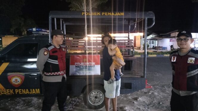 
					Foto: Personel Polsek Penajam melaksanakan patroli dialogis sambil berdialog dengan warga untuk menjaga situasi kamtibmas tetap aman dan kondusif. (Dok. Polres PPU)