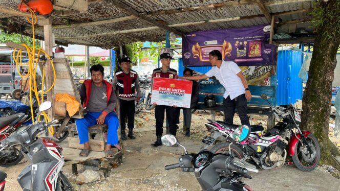 
					Foto: Personel Polsek Penajam saat melaksanakan patroli dialogis di kawasan permukiman warga guna menjaga situasi kamtibmas tetap aman dan kondusif di wilayah Penajam Paser Utara. (Dok. Polres PPU)