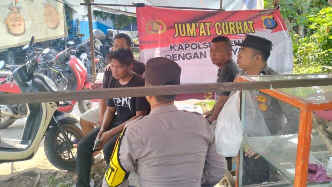 
					Foto: Suasana kegiatan Jumat Curhat Polsek Penajam, di mana warga menyampaikan keluhan dan masukan langsung kepada jajaran kepolisian. (Dok. Polres PPU)