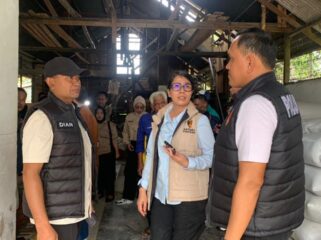 Foto: Kombes Pol Yolanda Evalyn Sebayang bersama jajaran Satgas Pangan Polri dan Polres Penajam Paser Utara meninjau harga serta stok beras di Pasar Induk Penajam, Kamis (23/10/2025). Kegiatan ini dilakukan untuk memastikan stabilitas harga dan ketersediaan bahan pokok di wilayah PPU. (Dok. Polres PPU)
