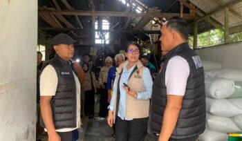Foto: Kombes Pol Yolanda Evalyn Sebayang bersama jajaran Satgas Pangan Polri dan Polres Penajam Paser Utara meninjau harga serta stok beras di Pasar Induk Penajam, Kamis (23/10/2025). Kegiatan ini dilakukan untuk memastikan stabilitas harga dan ketersediaan bahan pokok di wilayah PPU. (Dok. Polres PPU)
