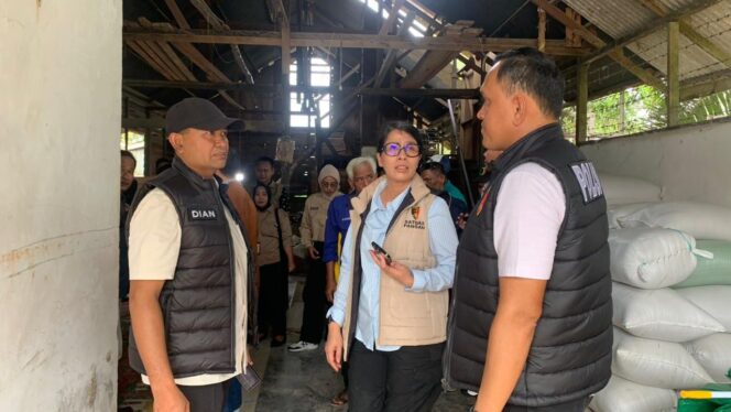Foto: Kombes Pol Yolanda Evalyn Sebayang bersama jajaran Satgas Pangan Polri dan Polres Penajam Paser Utara meninjau harga serta stok beras di Pasar Induk Penajam, Kamis (23/10/2025). Kegiatan ini dilakukan untuk memastikan stabilitas harga dan ketersediaan bahan pokok di wilayah PPU. (Dok. Polres PPU)