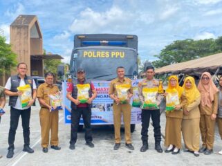 Foto: Polres Penajam Paser Utara bersama jajaran pemerintah daerah dan petugas dinas terkait berfoto bersama usai kegiatan Operasi Pasar Pangan Murah di Pasar Induk Nenang, Kecamatan Penajam, Senin (27/10/2025). (Dok. Polres PPU)