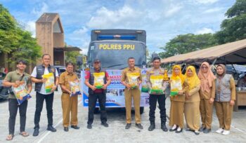Foto: Polres Penajam Paser Utara bersama jajaran pemerintah daerah dan petugas dinas terkait berfoto bersama usai kegiatan Operasi Pasar Pangan Murah di Pasar Induk Nenang, Kecamatan Penajam, Senin (27/10/2025). (Dok. Polres PPU)