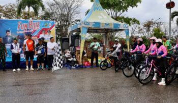 Foto: Bupati Penajam Paser Utara Mudyat Noor secara resmi melepas peserta Fun Bike 2025 di kawasan Car Free Day (CFD) depan RSUD Ratu Aji Putri Botung, Nipah-nipah, Sabtu (4/10/2025). (Dok. Humas PPU)