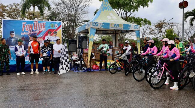Foto: Bupati Penajam Paser Utara Mudyat Noor secara resmi melepas peserta Fun Bike 2025 di kawasan Car Free Day (CFD) depan RSUD Ratu Aji Putri Botung, Nipah-nipah, Sabtu (4/10/2025). (Dok. Humas PPU)