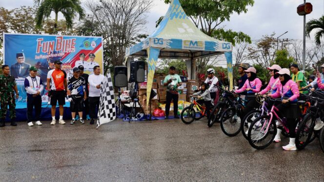 
					Foto: Bupati Penajam Paser Utara Mudyat Noor secara resmi melepas peserta Fun Bike 2025 di kawasan Car Free Day (CFD) depan RSUD Ratu Aji Putri Botung, Nipah-nipah, Sabtu (4/10/2025). (Dok. Humas PPU)