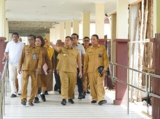 Foto: Bupati Penajam Paser Utara, Mudyat Noor, meninjau fasilitas pelayanan di RSUD Ratu Aji Putri Botung untuk memastikan pelayanan kesehatan berjalan optimal, Senin (13/10/2025). (Dok. Humas PPU)
