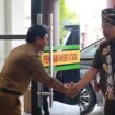Foto: Wakil Bupati Penajam Paser Utara, Abdul Waris Muin, menyambut kedatangan Kajati Kaltim Dr. Supardi saat tiba di Kantor Kejaksaan Negeri PPU dalam agenda kunjungan kerja. (Dok. Humas PPU)