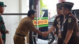 Foto: Wakil Bupati Penajam Paser Utara, Abdul Waris Muin, menyambut kedatangan Kajati Kaltim Dr. Supardi saat tiba di Kantor Kejaksaan Negeri PPU dalam agenda kunjungan kerja. (Dok. Humas PPU)