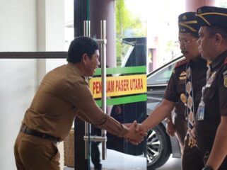 Foto: Wakil Bupati Penajam Paser Utara, Abdul Waris Muin, menyambut kedatangan Kajati Kaltim Dr. Supardi saat tiba di Kantor Kejaksaan Negeri PPU dalam agenda kunjungan kerja. (Dok. Humas PPU)