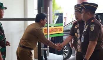 Foto: Wakil Bupati Penajam Paser Utara, Abdul Waris Muin, menyambut kedatangan Kajati Kaltim Dr. Supardi saat tiba di Kantor Kejaksaan Negeri PPU dalam agenda kunjungan kerja. (Dok. Humas PPU)