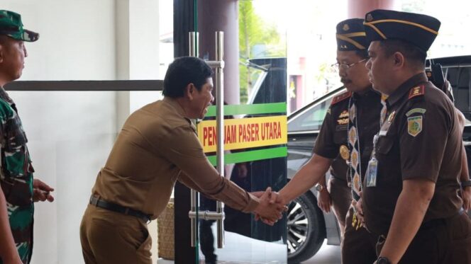 
					Foto: Wakil Bupati Penajam Paser Utara, Abdul Waris Muin, menyambut kedatangan Kajati Kaltim Dr. Supardi saat tiba di Kantor Kejaksaan Negeri PPU dalam agenda kunjungan kerja. (Dok. Humas PPU)