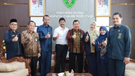 Foto: Wakil Bupati Penajam Paser Utara bersama Ketua Pengadilan Tinggi Agama Samarinda, Panitera PTA, Ketua Pengadilan Agama PPU, serta jajaran pemerintah daerah berpose bersama seusai audiensi di Ruang Kerja Wakil Bupati, Rabu (19/11/2025). (Dok. Humas PPU)